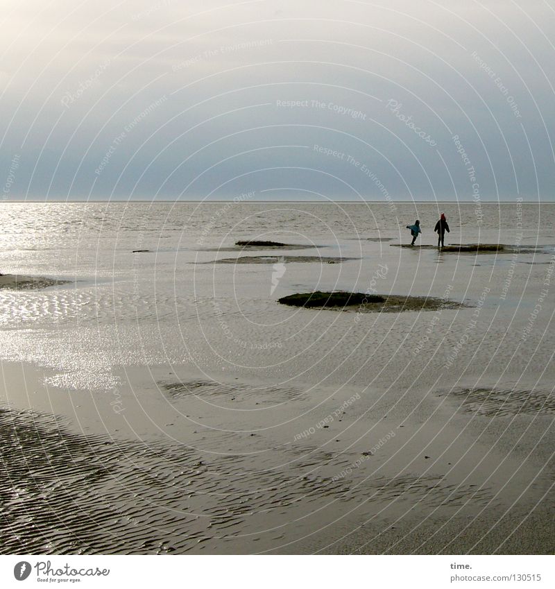 Muschelschubser (II) Meer Küste Kind Spielen Ferne toben Horizont Strand Suche Ferien & Urlaub & Reisen nass Hügel Furche Wellen Muster 2 Geschwister Wattenmeer