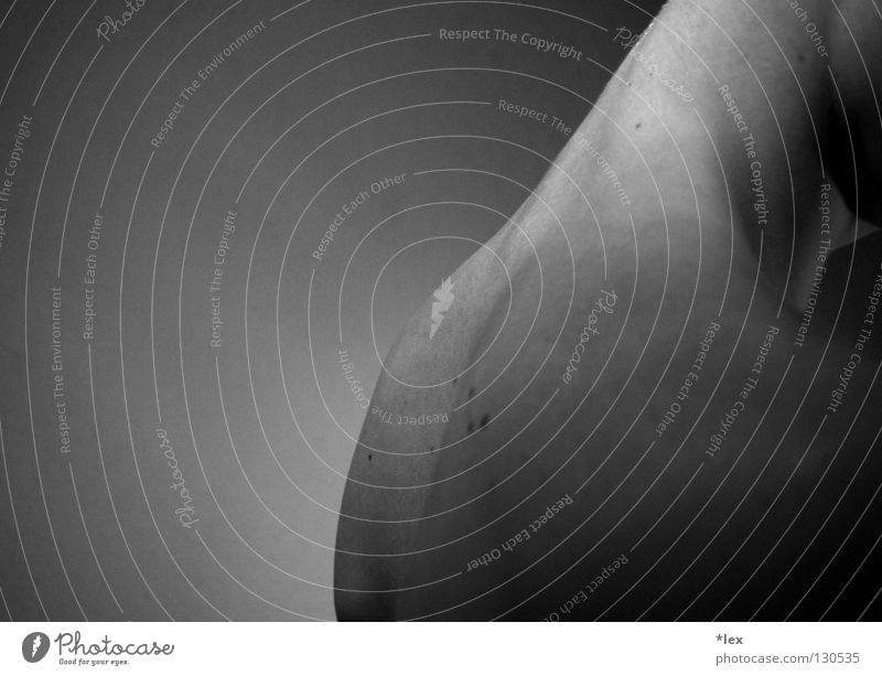 der ex Mann Schulter nackt Oberkörper Nacken Wegsehen Körperhaltung Wirbelsäule Partnerschaft Schwäche Haut Rücken Schwarzweißfoto genick Schatten Hals nah
