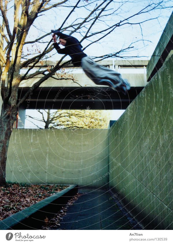 Saut de fond Le Parkour Barriere springen Mauer Bochum Extremsport Bodenbelag Traceur Studium Student