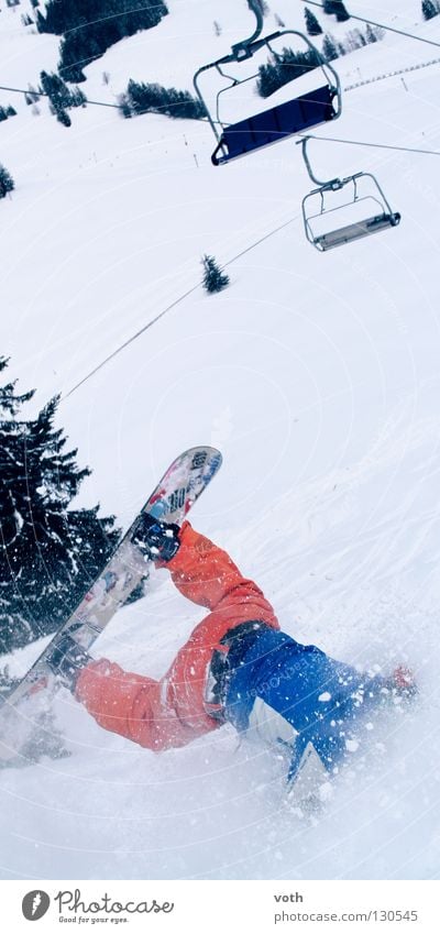 Kieferbruch Snowboard Sturz Wintersport Berge u. Gebirge slam Schnee Desaster gebrochen orange snowboardhose Außenaufnahme Farbfoto Sesselbahn Skilift-Sitz