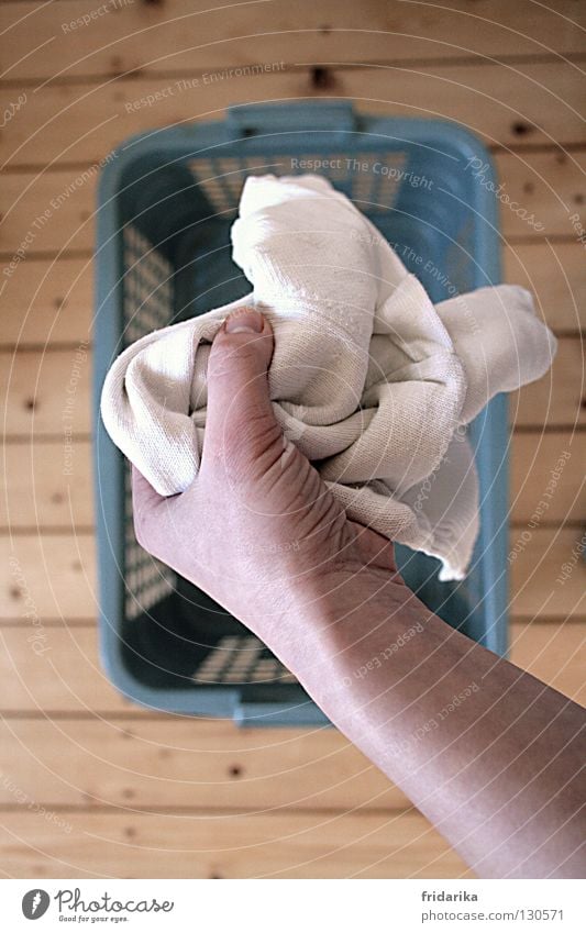 waschtag I Hand Bekleidung Stoff Holz festhalten dreckig nass Sauberkeit trocken blau grau weiß rein Wäsche Wäschekorb Holzfußboden beige Daumen loslassen Falte