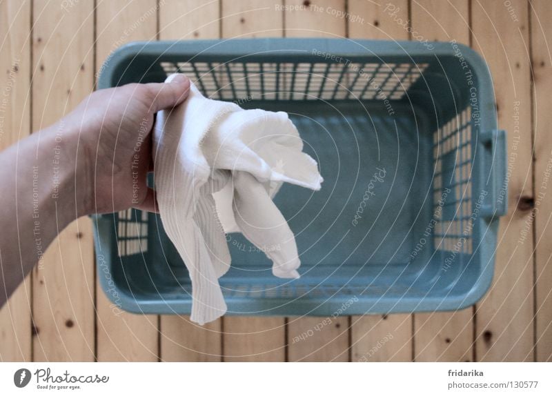 waschtag III Hand Bekleidung Stoff Holz festhalten nass Sauberkeit trocken blau grau weiß rein Wäsche Wäschekorb Holzfußboden beige loslassen Falte Haushalt