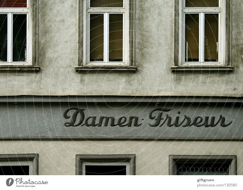 montag ist ruhetag Haare & Frisuren langhaarig Fassade Haus Fenster Ladengeschäft Aufschrift Buchstaben Wort geschnitten Haare schneiden färben Lockenwickler