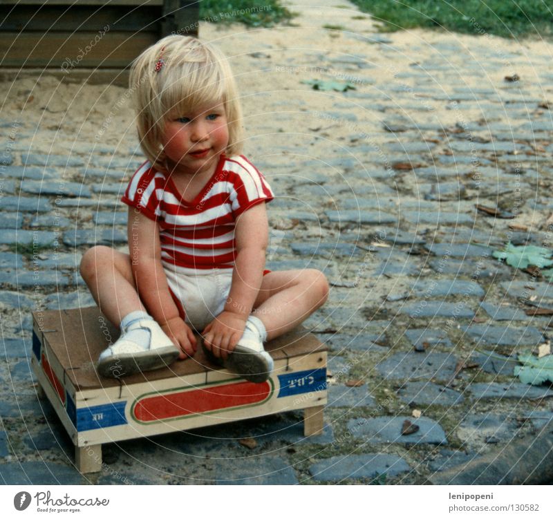 Spiel mit mir! Sommer Kind Kleinkind Mädchen Sand Wärme T-Shirt blond alt sitzen Traurigkeit klein niedlich süß Langeweile Trauer Einsamkeit trotzig Kiste