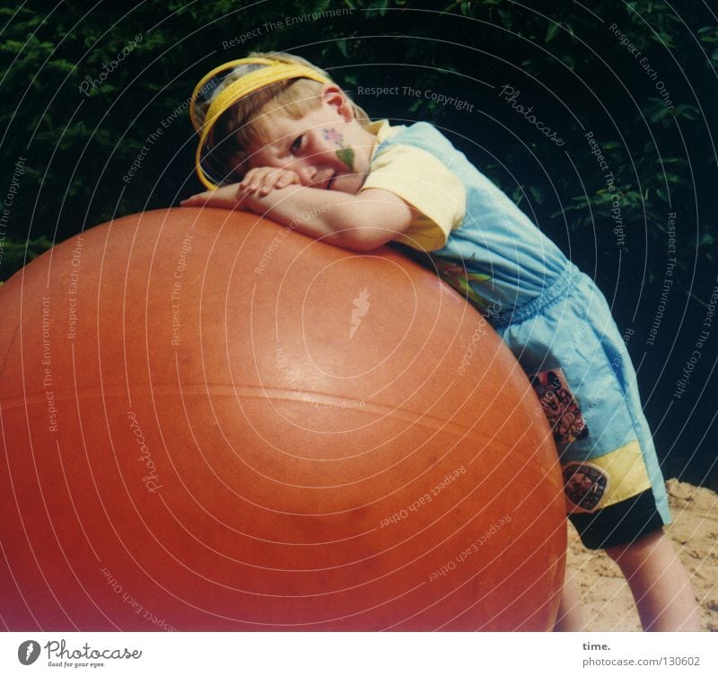 Müde maskulin Kind Spielen Spielplatz Schminke Freizeit & Hobby anlehnen auflehnen kaputt Müdigkeit Zwinkern Schwäche Ballsport Junge Kindergeburtstag Peziball