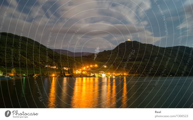 Sommernacht Natur Landschaft Urelemente Wasser Himmel Nachthimmel Mond Wald Hügel Alpen See Kalterer See Südtirol Dorf Kleinstadt bevölkert dunkel Licht