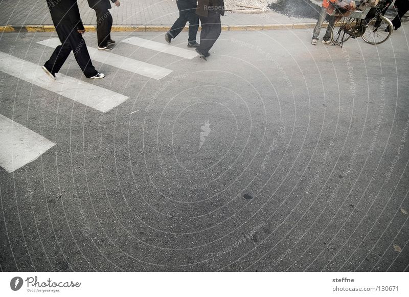 ABBEY ROAD sequel Leben Arbeit & Erwerbstätigkeit Mensch Mann Erwachsene Stadt Verkehrswege Straße Anzug Grill gehen dreckig Zebrastreifen China Asien Shanghai