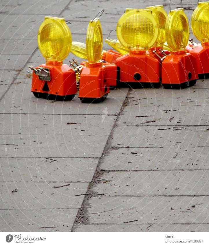 Lagebesprechung grau Beton Lampe rot gelb ähnlich Straßenbau Licht Versammlung Anhäufung stehen trist Öffentlicher Dienst Warnhinweis Warnschild Fuge Platen