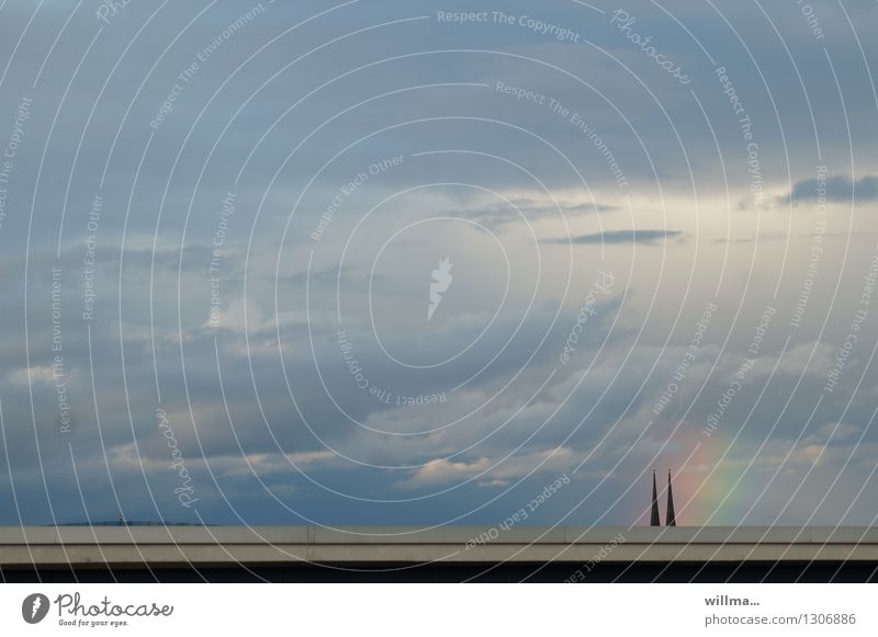 Wider den Unglauben Kirchturmspitze Regenbogen Himmel (Jenseits) Religion & Glaube Fingerzeig Naturphänomene Wolken Kirche Meinung Hoffnung paarweise Homo-Ehe