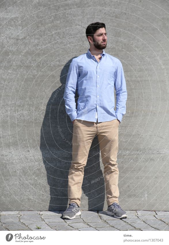 Mann mit Händen in den Hosentaschen maskulin Erwachsene 1 Mensch Mauer Wand Straße Wege & Pfade Hemd Schuhe brünett kurzhaarig Vollbart beobachten Blick stehen