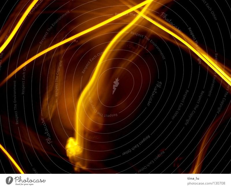 elektro-glühwürmchenII Physik glühen Licht Lichtspiel Lichterkette dunkel planen gelb schwarz Langzeitbelichtung Schliere Frau Wärme Lampe glowing Gesicht Blick