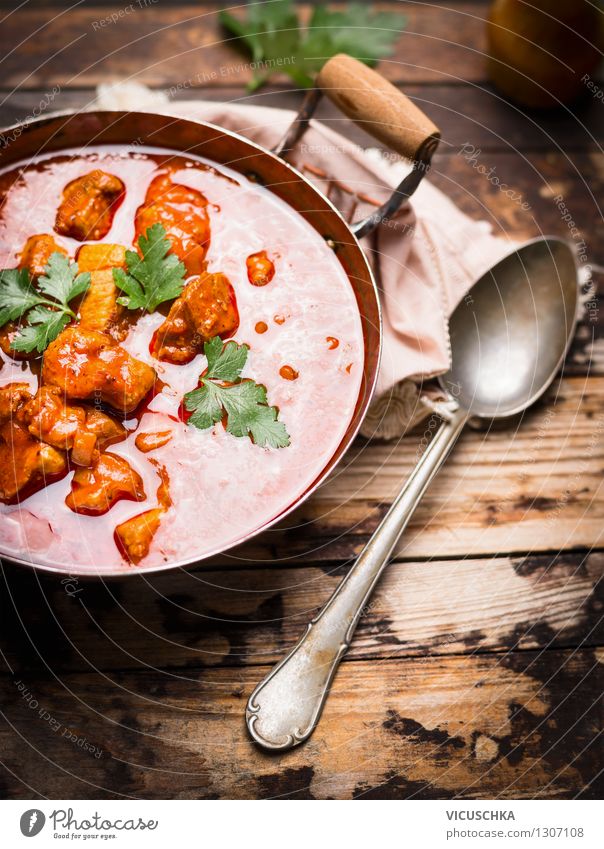 Gulaschsuppe auf rustikalem Holztisch Lebensmittel Fleisch Ernährung Mittagessen Abendessen Festessen Bioprodukte Topf Löffel Lifestyle Stil Design