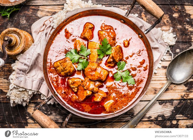 Lecker Gulasch in altem Topf mit Löffel Lebensmittel Fleisch Gemüse Kräuter & Gewürze Ernährung Mittagessen Abendessen Festessen Bioprodukte Stil Design