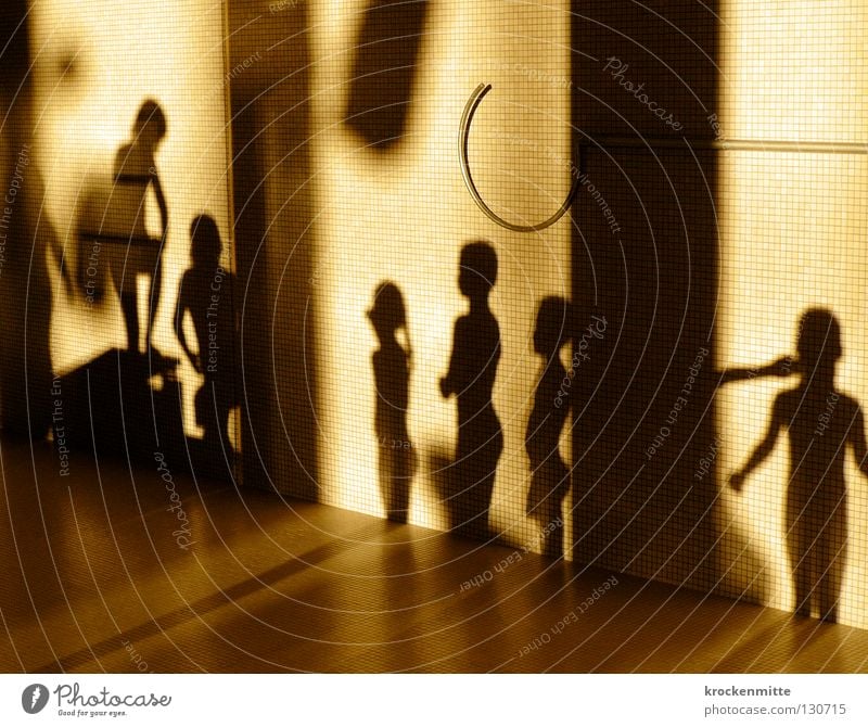 Schattentheater II Schwimmbad Silhouette Kind Licht Bodenplatten Abendsonne Mädchen Spielen Turmspringen Schattenspiel Sport Körperschatten Mensch Schwimmkurs