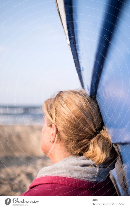 Meer Ferien & Urlaub & Reisen Ausflug Sommerurlaub Sonne Strand Insel Mensch feminin Frau Erwachsene Leben Kopf Sand Himmel Küste beobachten warten maritim