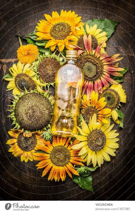 Sonnenblumenöl mit bunten Sonnenblumen Lebensmittel Öl Ernährung Bioprodukte Vegetarische Ernährung Diät Flasche Glas Sommer Natur Blume Nutzpflanze Container