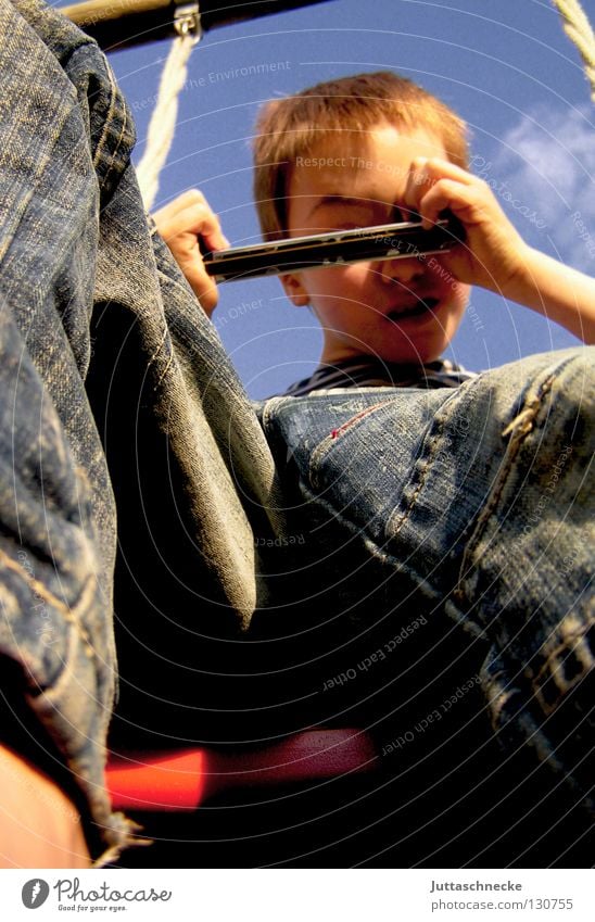 Sag mal Cheese... Junge Kind Schaukel Spielen Spielplatz Fotografieren Froschperspektive Vogelperspektive Grimasse Momentaufnahme Freude guck mal knips