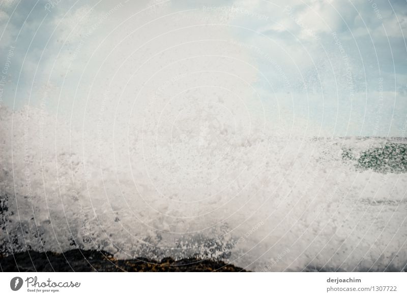 Frenetische Brandung an der küste von Queensland. Australia. Leben Sommer Urelemente Wasser schlechtes Wetter Sturm Meer Australien Menschenleer brechen Wellen