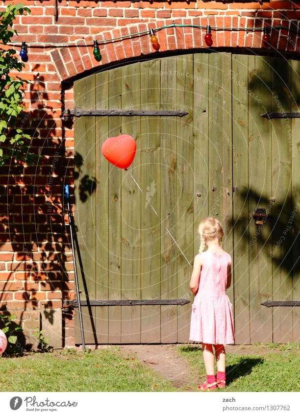 600 | Wo bitte geht's zur Party? Haus Feste & Feiern Kindergeburtstag Mensch feminin Mädchen Kindheit 1 3-8 Jahre Baum Mauer Wand Tür Tor Scheune Scheunentor