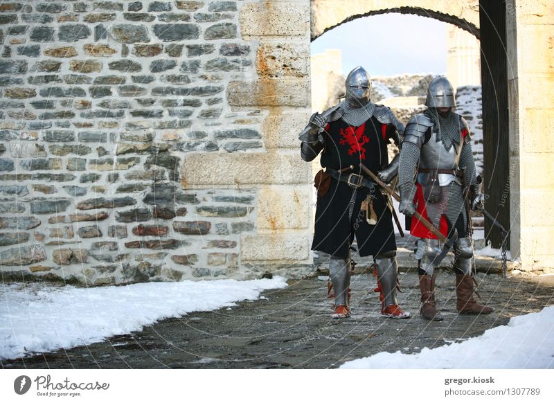 Zwei Ritter Winter Schnee Karneval Jahrmarkt Mensch Mann Erwachsene Paar 2 18-30 Jahre Jugendliche Krieger Eis Frost Altstadt Burg oder Schloss Ruine Mauer Wand