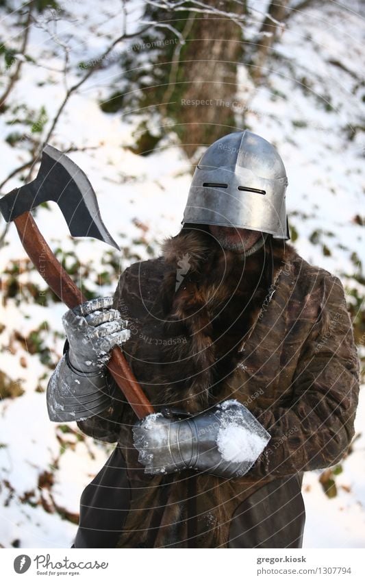 Mittelalterlicher Krieger Feste & Feiern Karneval Jahrmarkt Mann Erwachsene 1 Mensch 30-45 Jahre Winter Eis Frost Schnee Baum Wald Berge u. Gebirge