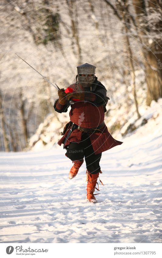 Laufender Ritter Feste & Feiern Karneval Jahrmarkt Mann Erwachsene 1 Mensch 30-45 Jahre Krieger Winter Eis Frost Schnee Baum Wald Berge u. Gebirge