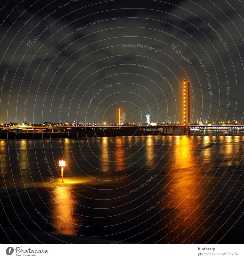 berauschender schlussverkauf Stadt Lifestyle Nachtleben senden Funkturm Langzeitbelichtung Belichtung Stadtleben Hochhaus Säule Brückenpfeiler modern Düsseldorf