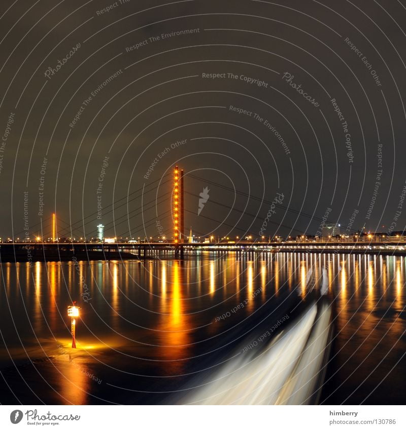 berauschender schlussverkauf II Stadt Lifestyle Nachtleben senden Funkturm Langzeitbelichtung Belichtung Stadtleben Hochhaus Säule Brückenpfeiler Düsseldorf