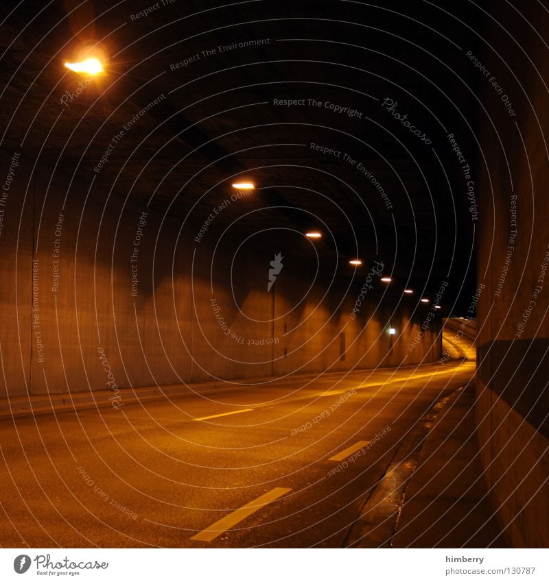 ich hau ab Tunnel Verkehr Beton Nacht Langzeitbelichtung Geschwindigkeit KFZ Licht fahren abbiegen Spuren Düsseldorf traffic Straße channel city lights Autobahn