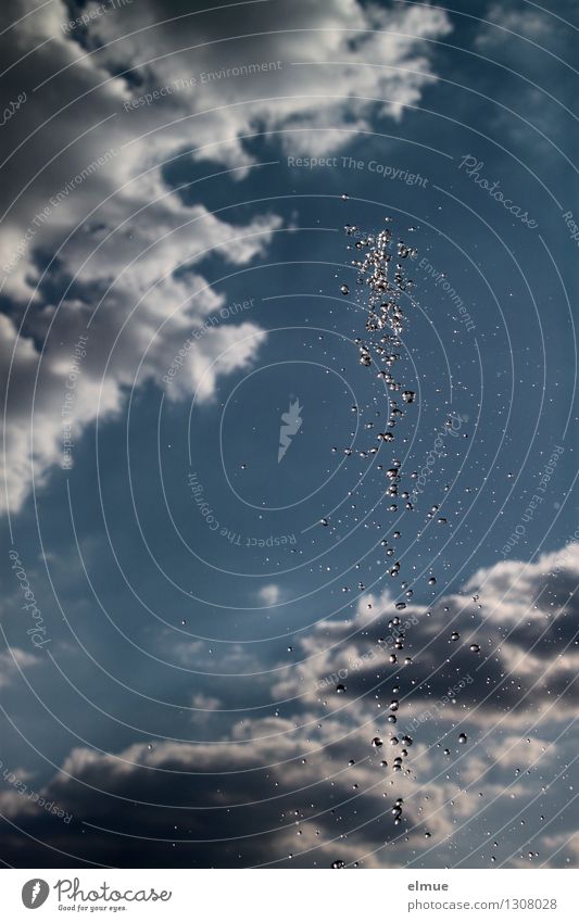 Perlenregen Urelemente Wassertropfen Himmel Wolken Sonne Wasserfontäne Springbrunnen Netzwerk Perlenkette Tanzen frisch glänzend kalt nass blau silber weiß