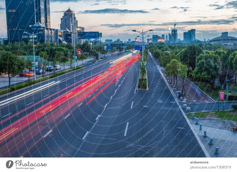 Strasse am Abend Jiangsu Stadt Stadtzentrum Menschenleer Gebäude Architektur Verkehr Straßenverkehr Autofahren PKW Bewegung Ferien & Urlaub & Reisen