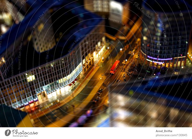 Mini-Berlin II Stadt Wolken Haus nass Dach Hochhaus Tilt-Shift klein Miniatur Vogelperspektive Verkehrswege Regen Himmel Straße Hauptstadt Wetter häuserschlucht