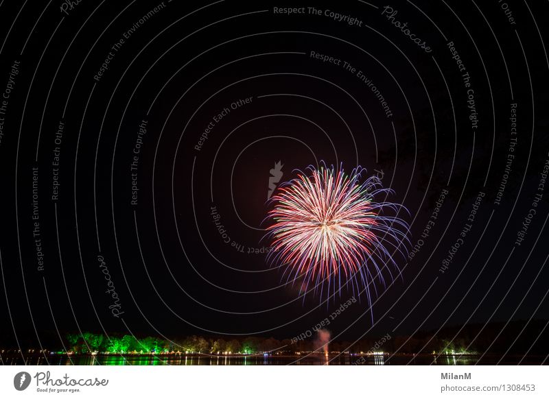 Feuerwerk am See Veranstaltung Nachthimmel Sommer Seeufer beobachten fest gigantisch positiv blau grün rosa rot Freude Zufriedenheit Lebensfreude Begeisterung