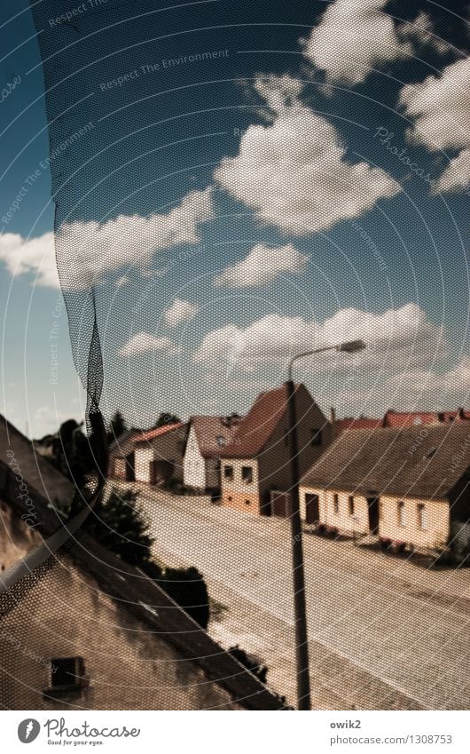 Weiler Straßenbeleuchtung Laternenpfahl Kopfsteinpflaster Bürgersteig Himmel Wolken Brandenburg Deutschland Dorf bevölkert Haus Gebäude Fassade Fenster Verkehr