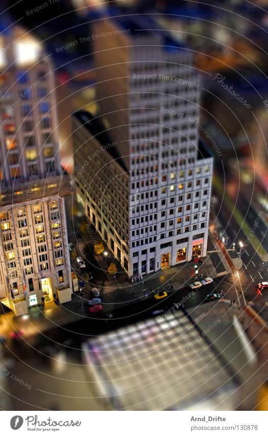 Mini-Berlin III Stadt Wolken Haus nass Dach Hochhaus Tilt-Shift klein Miniatur Vogelperspektive Verkehrswege modern Regen Himmel Straße Hauptstadt Wetter