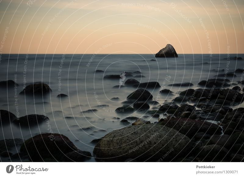 Auf Rügen Landschaft Urelemente Wasser Himmel Sommer Küste Ostsee Stein Stimmung Zufriedenheit Kraft Gelassenheit ruhig Gedeckte Farben Außenaufnahme