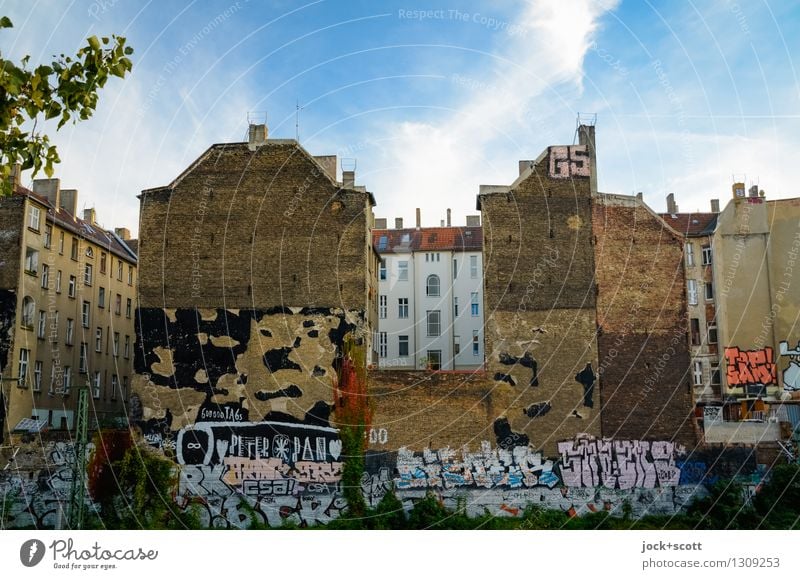 Brandmauer, Graffiti im Prenzlauer Berg Straßenkunst Wolken Sommer Schönes Wetter Stadthaus Fassade Hinterhof Sehenswürdigkeit authentisch historisch