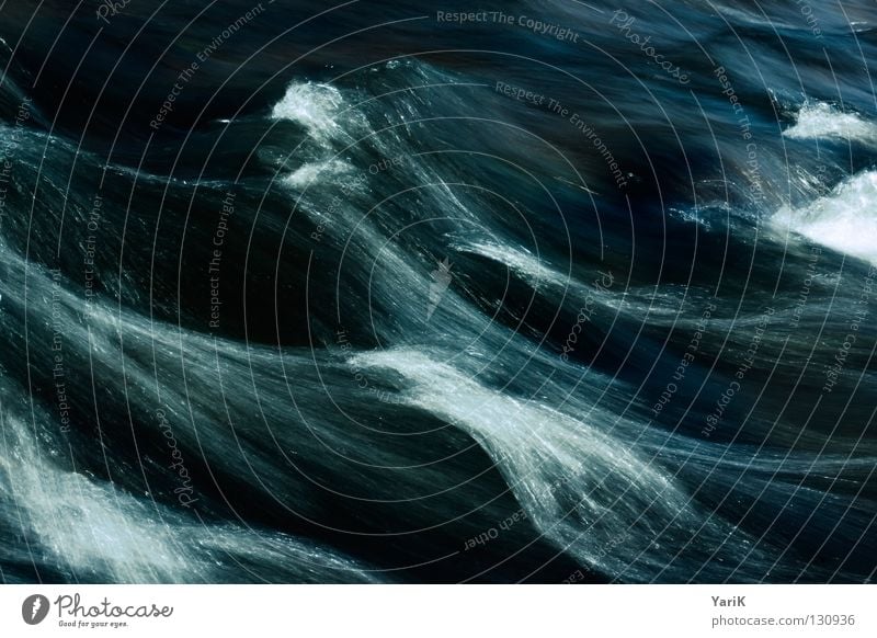 brause Wellen Meer Bach Gewässer Verlauf Langzeitbelichtung weich Rauschen dunkel bedrohlich Leidenschaft Sturm Wind See nass feucht kalt zyan Gischt zügellos