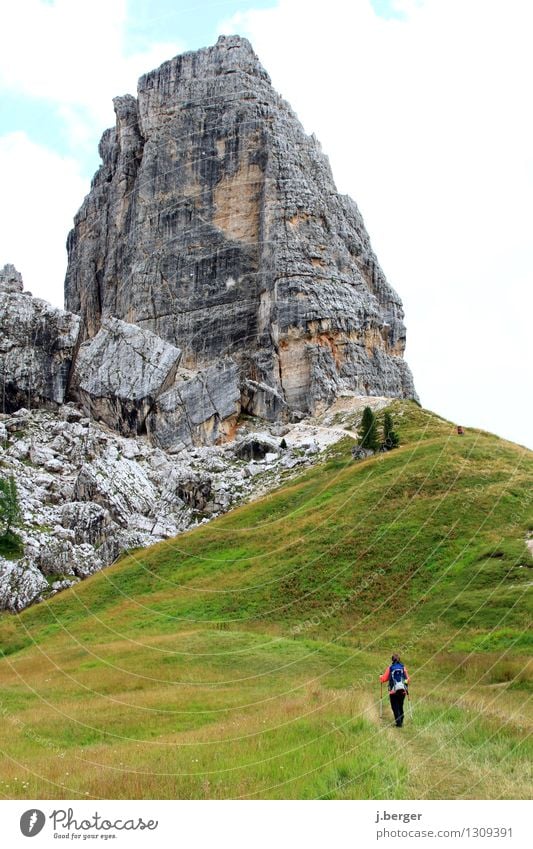 on track Ferien & Urlaub & Reisen Abenteuer Ferne Sommer Berge u. Gebirge wandern Frau Erwachsene 1 Mensch Natur Landschaft Pflanze Wolken Schönes Wetter Felsen