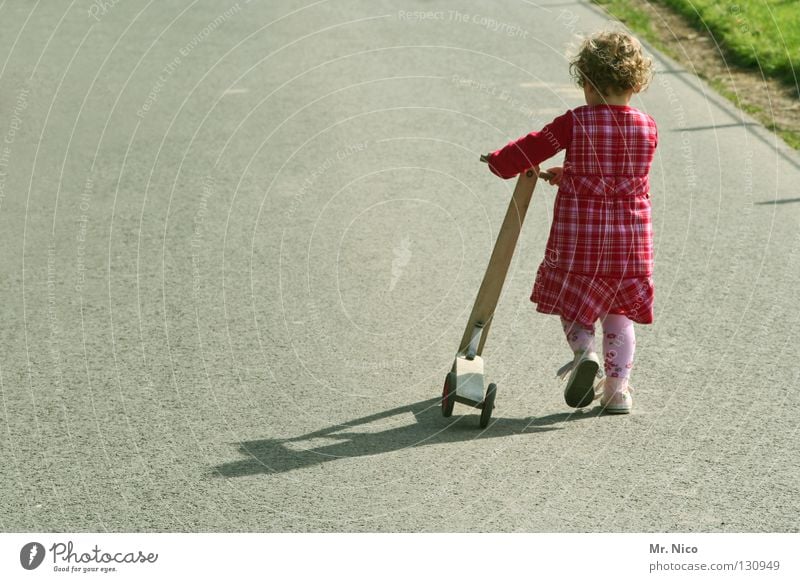 little runaway gehen Spielzeug Verkehrsmittel Mädchen Kind Kleinkind Strumpfhose Kleid kariert mehrfarbig rosa Sandale Sommer sommerlich Asphalt laufen Fußweg