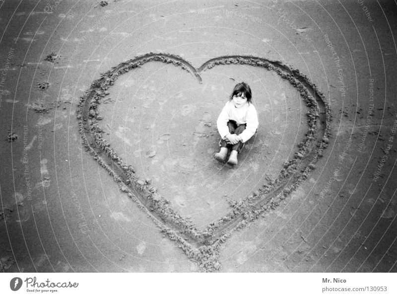 Platz für 2 Mädchen herzlich Blick Gesichtsausdruck Gummistiefel Kind Sandstrand gemalt Grauwert Liebe Symbole & Metaphern Einsamkeit verloren vergessen Spielen