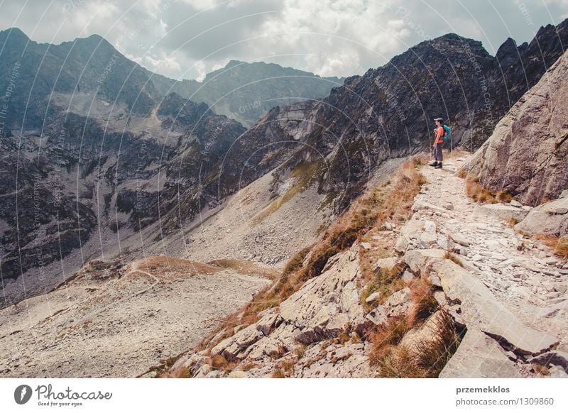 Junge, der in den Tatra-Bergen wandert Lifestyle Ferien & Urlaub & Reisen Ausflug Abenteuer Freiheit Sommer Sommerurlaub Berge u. Gebirge wandern Junger Mann