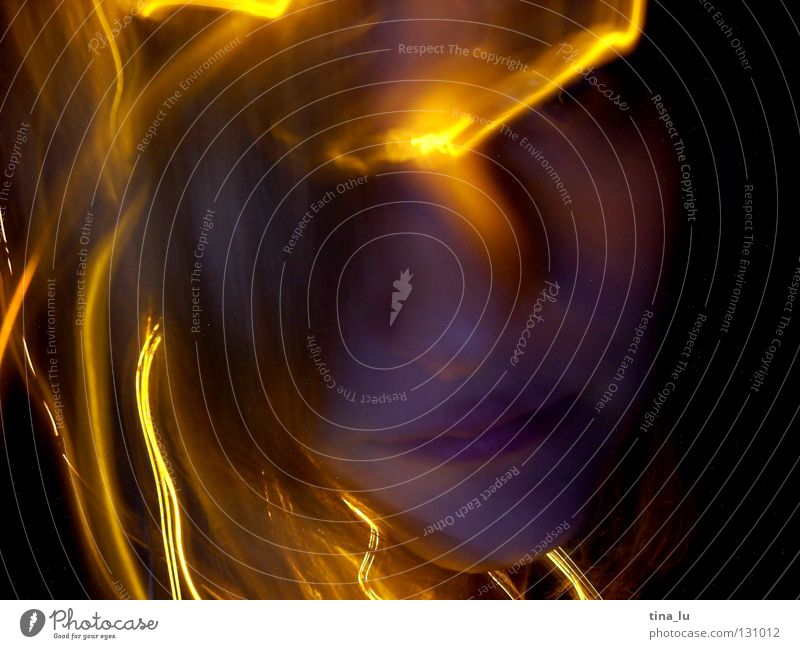 elektro-glühwürmchenIII Physik glühen Licht Lichtspiel Lichterkette dunkel planen gelb schwarz Langzeitbelichtung Schliere Frau Wärme Lampe glowing Gesicht