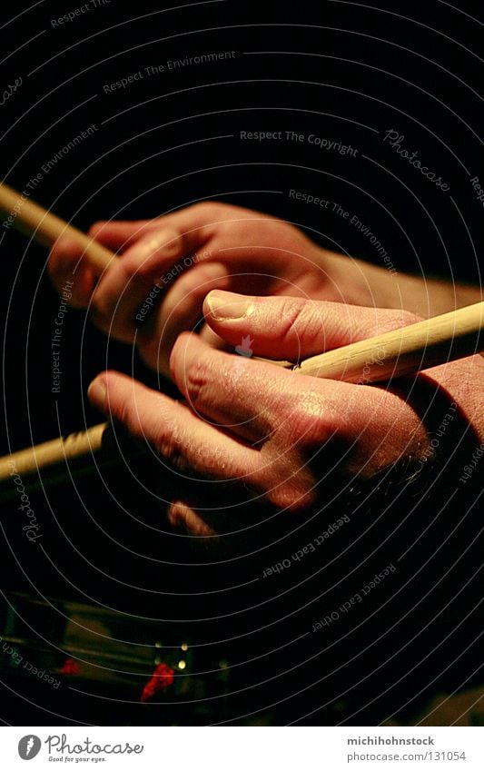 drummers hands Schlagzeug Hand Trommel Trommelschlegel Schlagzeuger Jazz live Musik improvisieren schlagen Snare Finger Jazzclub schwarz Hintergrundbild Mann