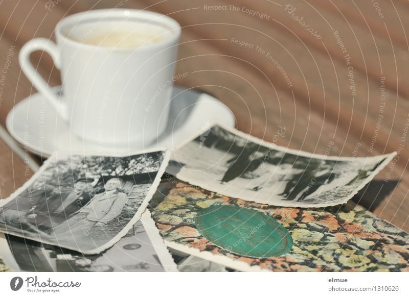 altes Poesiealbum , alte Papierbilder und eine kleine Tasse auf einem Holztisch Espresso Fotografie poetisch Roman historisch einzigartig Originalität Romantik