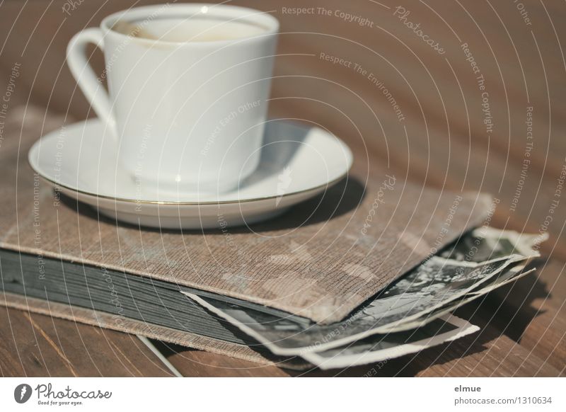 altes Poesiealbum , alte Papierbilder und eine kleine Tasse auf einem Holztisch Espresso Fotoalbum Fotografie Roman Erzählung historisch einzigartig