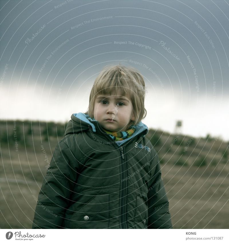 durchschaut klein Zwerg Kind Kleinkind Wicht süß Regenwolken Durchblick Blick skeptisch Porträt Nahaufnahme Konzentration cute child drohender himmel Wetter