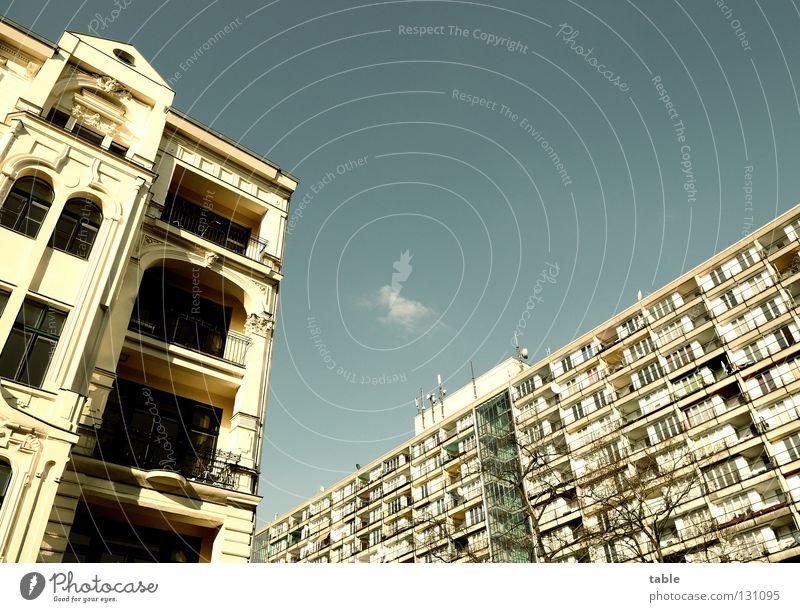 Nachbarn Haus Fassade Fenster Loggia Balkon Stadthaus Altbau Neubau Mieter Vermieter Migration Hoffnung Antenne Mobilfunk Berlin Sozialer Dienst Plattenbau