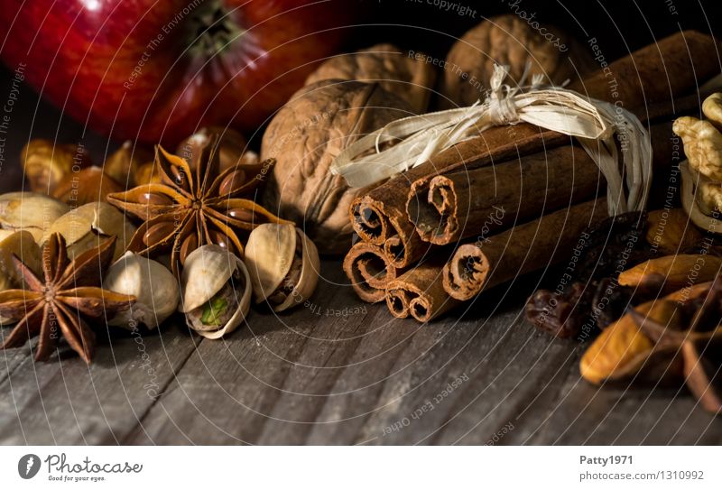 Weihnachtsgewürze Kräuter & Gewürze Sternanis Zimt Walnuss Pistazie Apfel Weihnachten & Advent Vorfreude Duft genießen Würzig lecker Stillleben Farbfoto