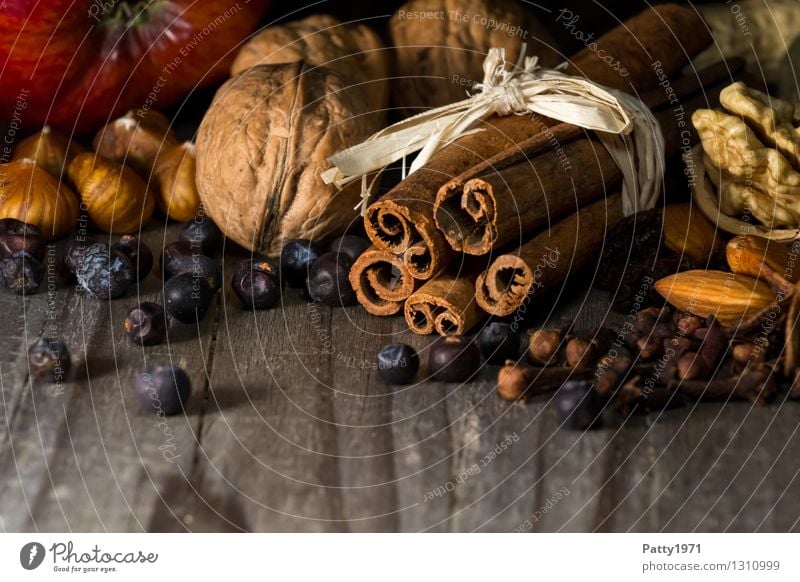 Weihnachtsgewürze Kräuter & Gewürze Walnuss Zimt Haselnuss Sternanis Mandel Apfel Weihnachten & Advent Vorfreude Duft genießen Würzig lecker Stillleben Farbfoto